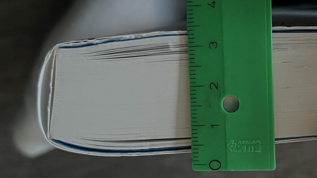 ダイソーの書見台、読書台に載せた厚めの本3.5cm